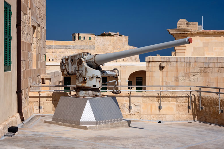 Original WWII anti-aircraft gun at the National War Museum